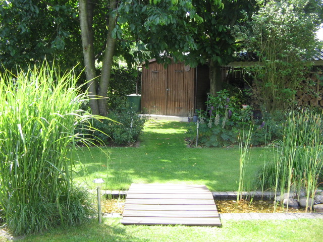 über die Brücke zum Gartenhaus