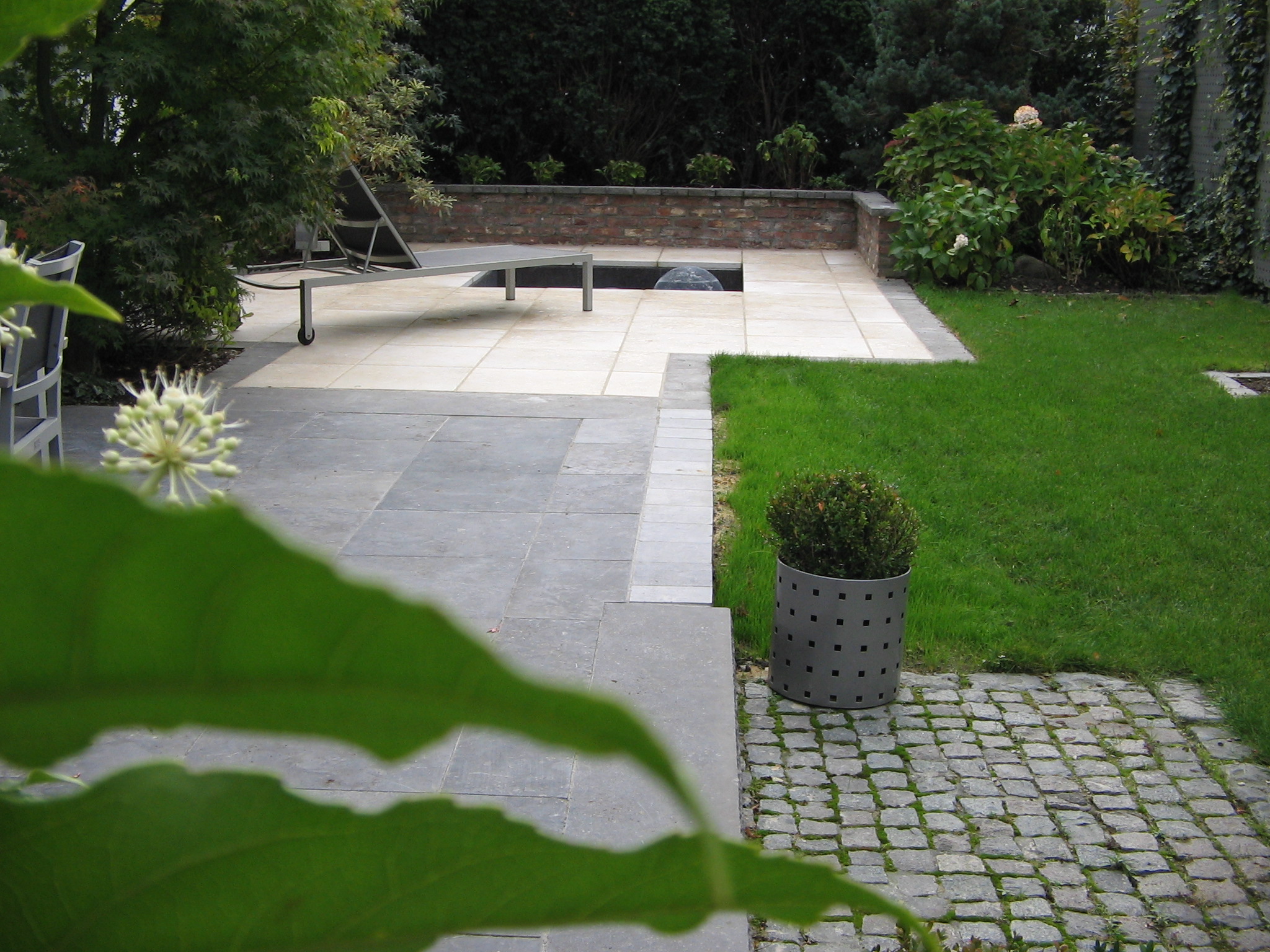 Garten mit Kugelbrunnen