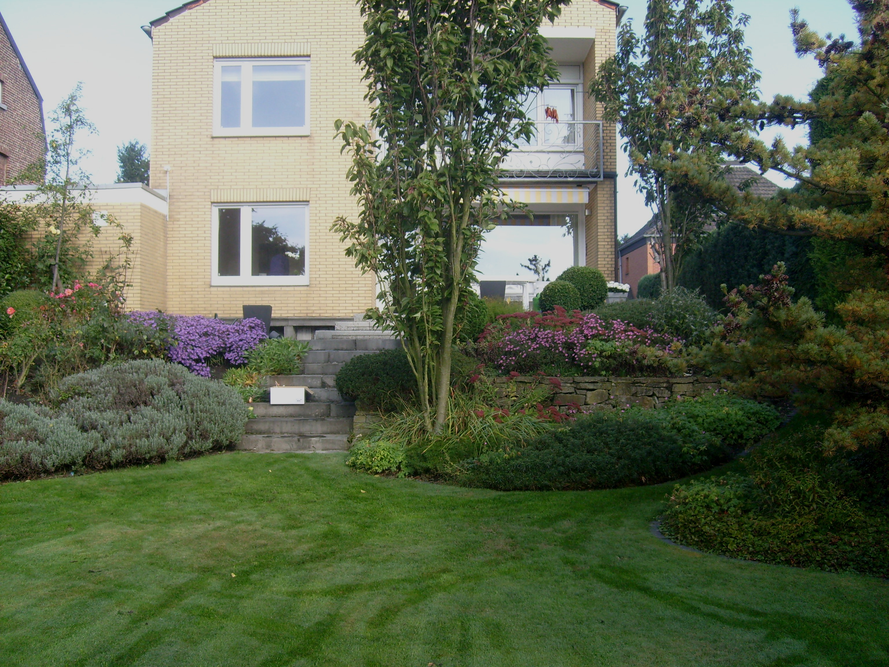 Hausgarten mit Natursteinstufen und -Mauern