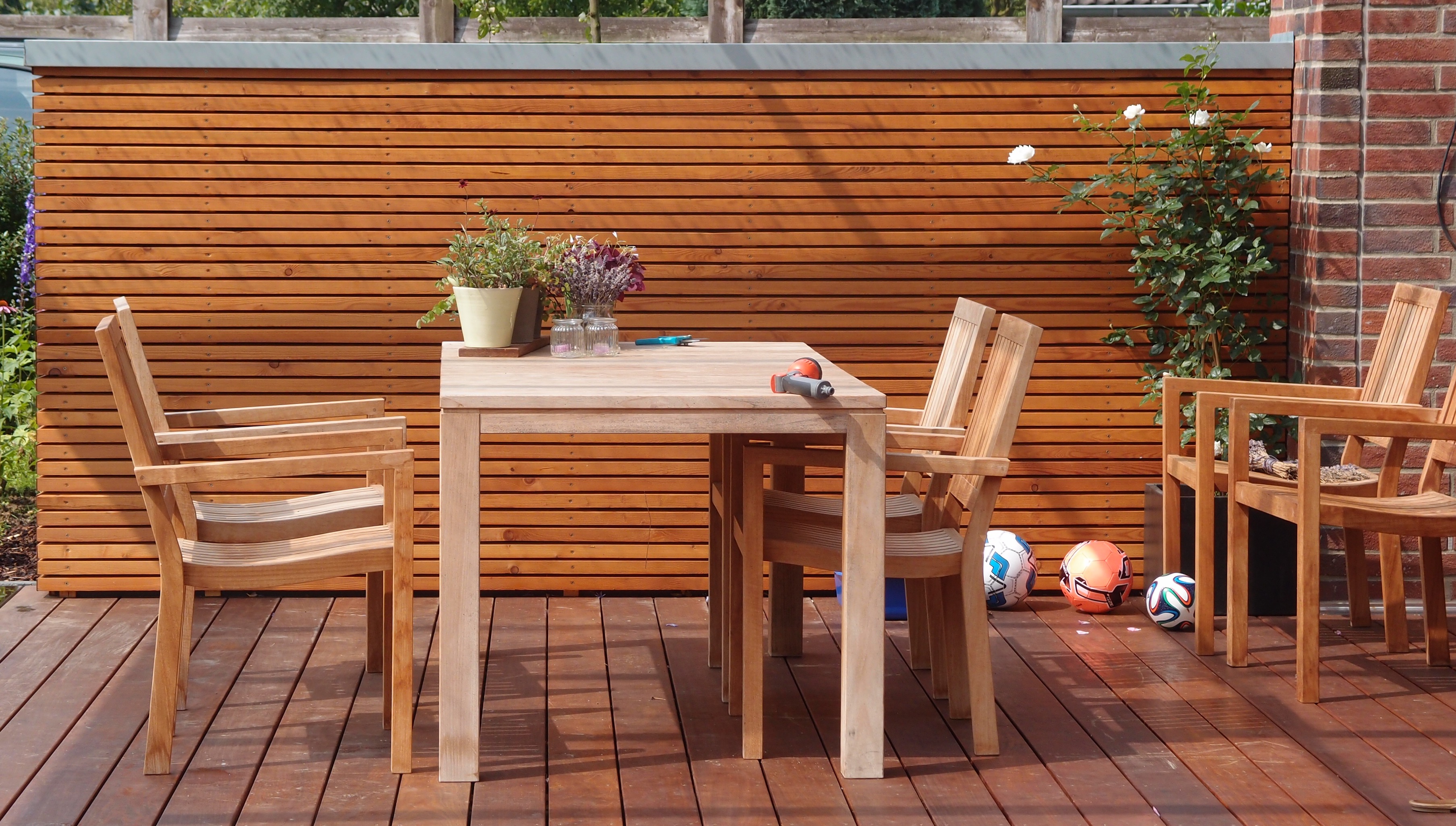 Holzterrasse und Blickschutz