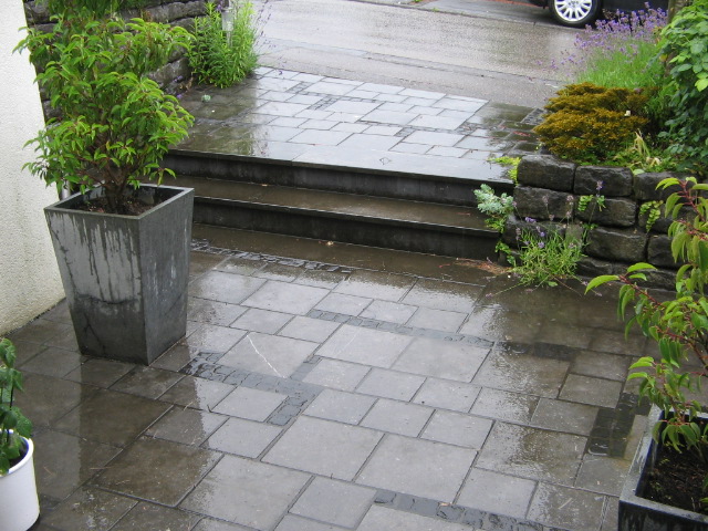 Natursteinbelag zum Bürozugang