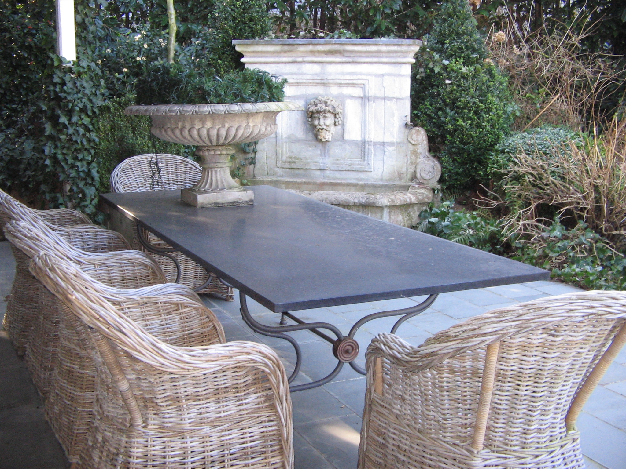 Terrasse mit edlem Brunnen