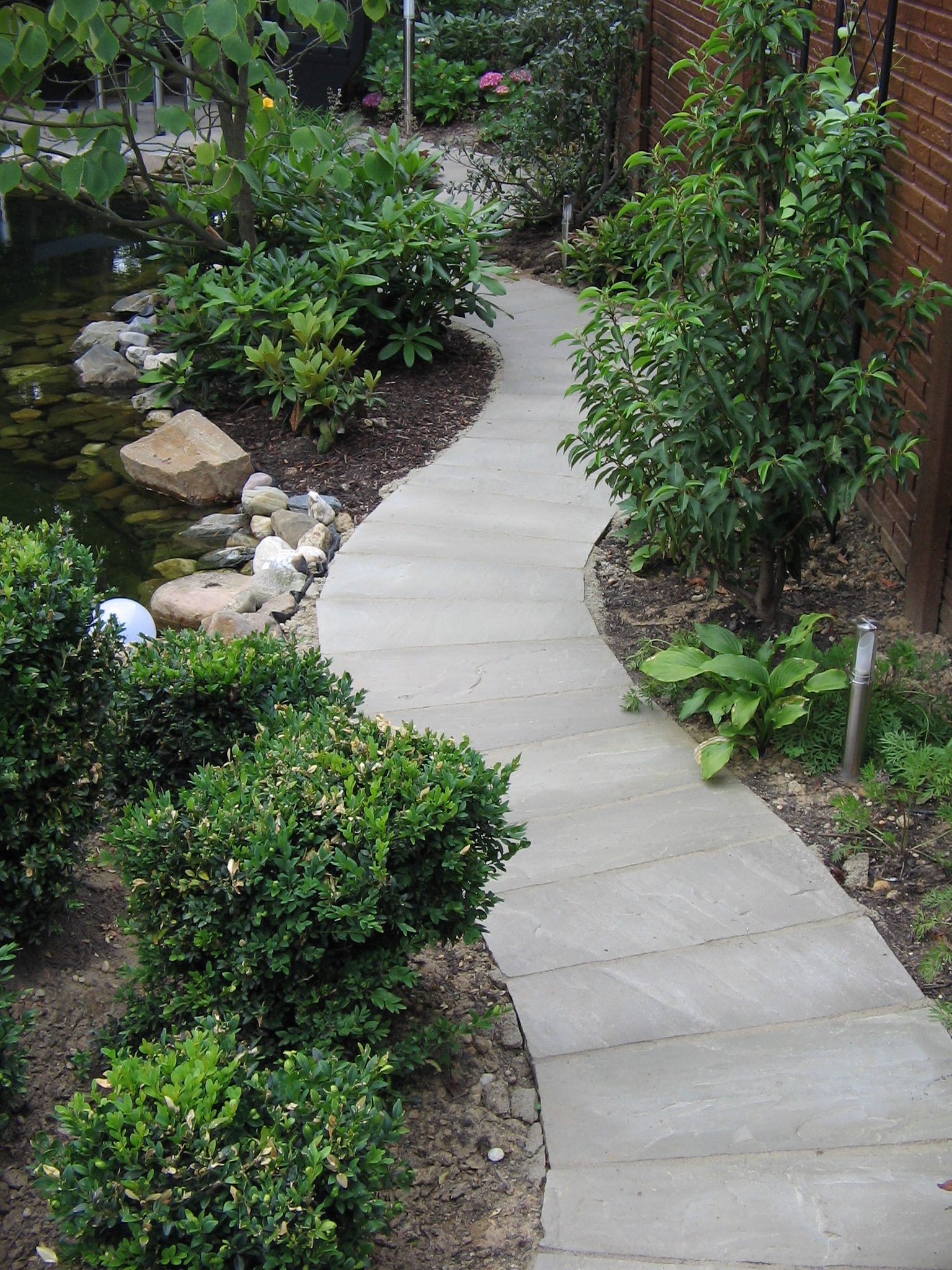 geschwungener Weg zu einem Sitzplatz