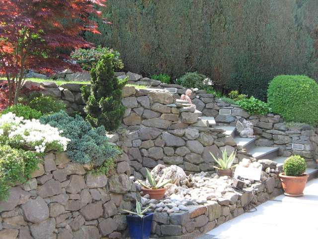kleiner Hanggarten mit Bruchsteinmauer