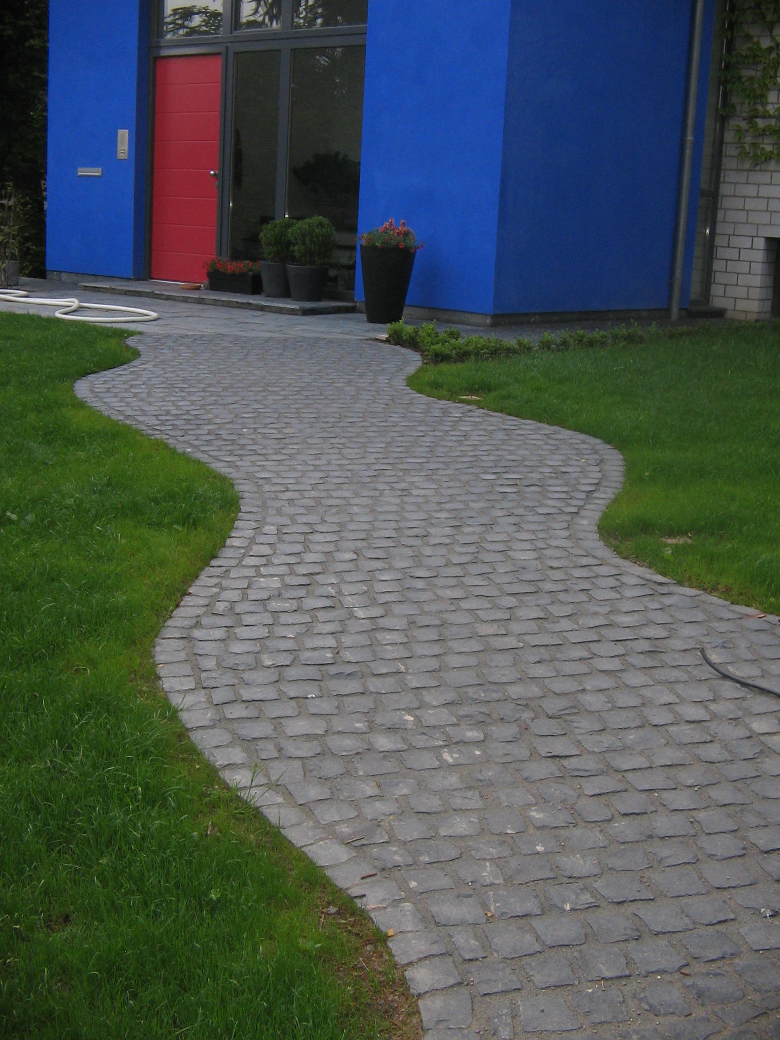 mäandernder Hauszugang...