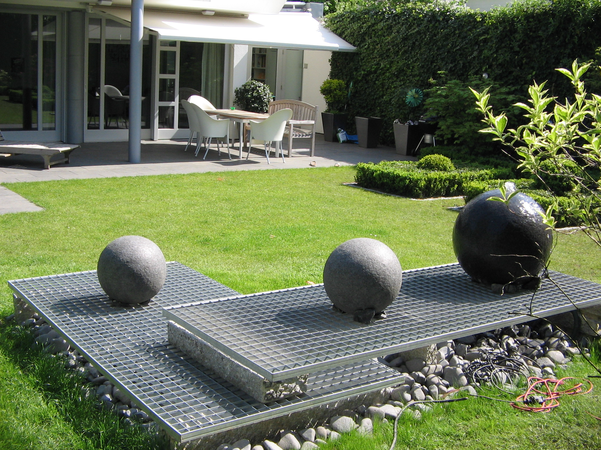 schwebende Steinkugeln